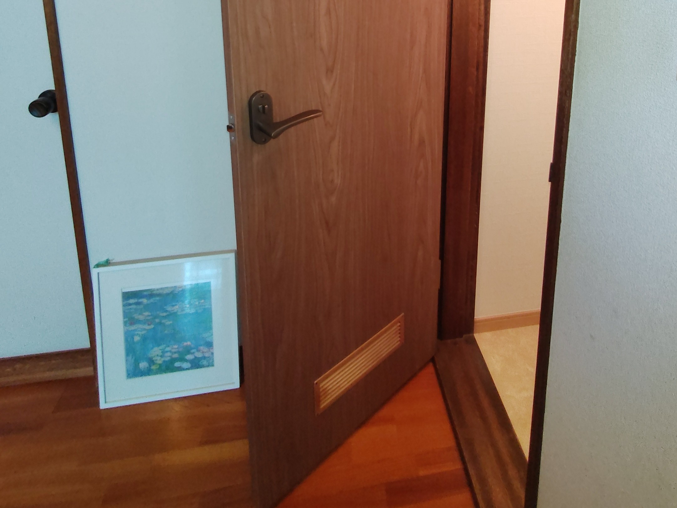 緊急時に危険性のあるトイレの内開きドアを外開きにしました。